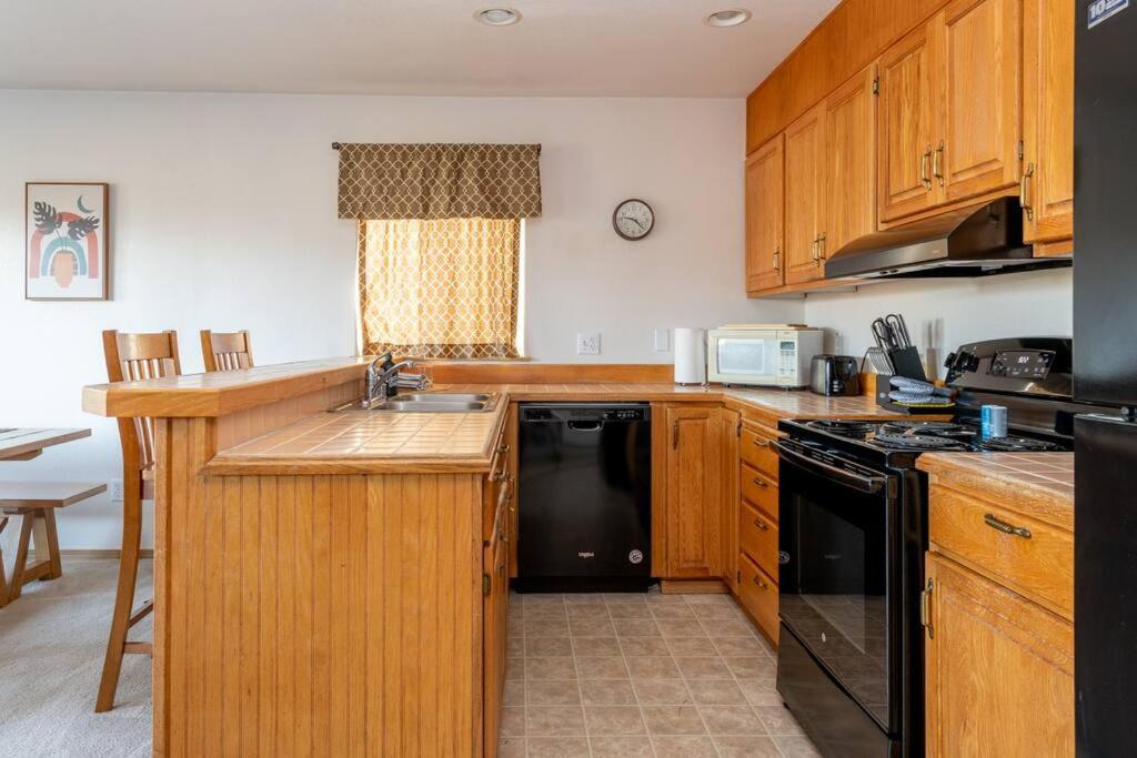 Cozy 2 Bedroom Condo Walking Distance From The Beach Ocean Shores Exterior photo