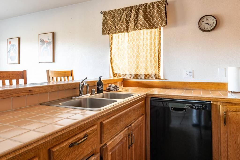 Cozy 2 Bedroom Condo Walking Distance From The Beach Ocean Shores Exterior photo